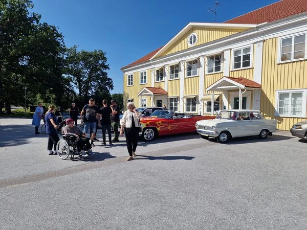 Bilvisning med veteranbilar för de äldre