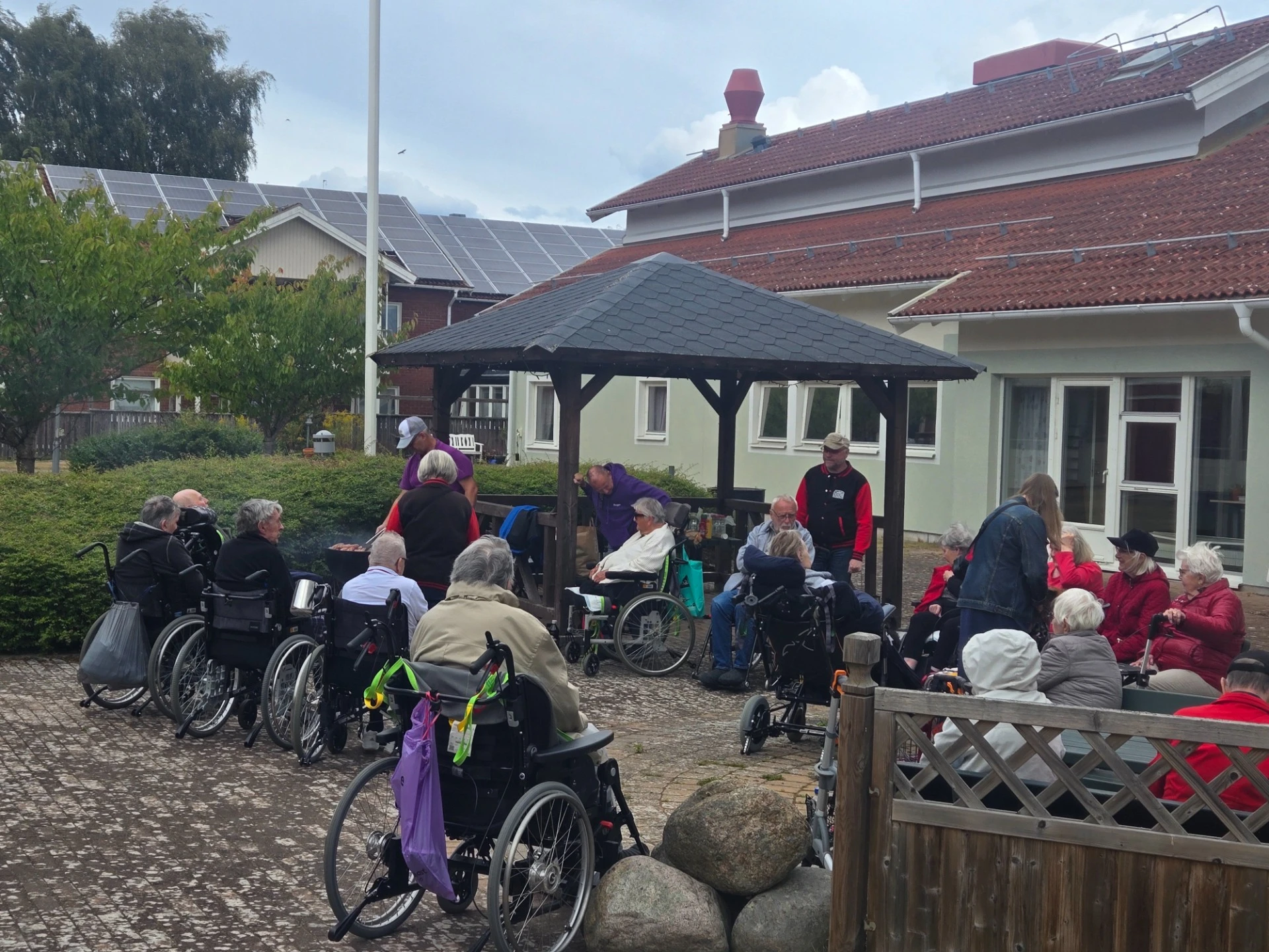 Grillfest med äldre på äldreboende